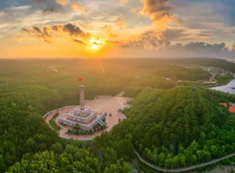 Cột cờ Hà Nội tại Đất Mũi Cà Mau – tọa độ check-in Cà Mau 2026 được nhiều du khách ghé thăm